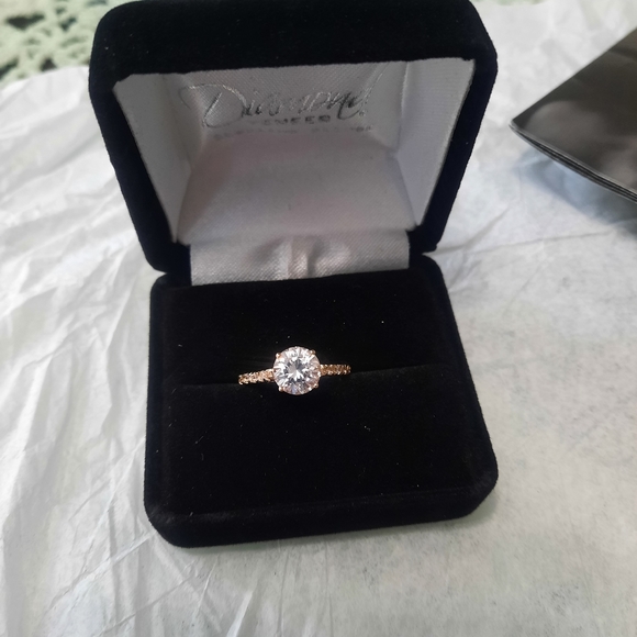 1 Carat Engagement Ring - Picture 3 of 11